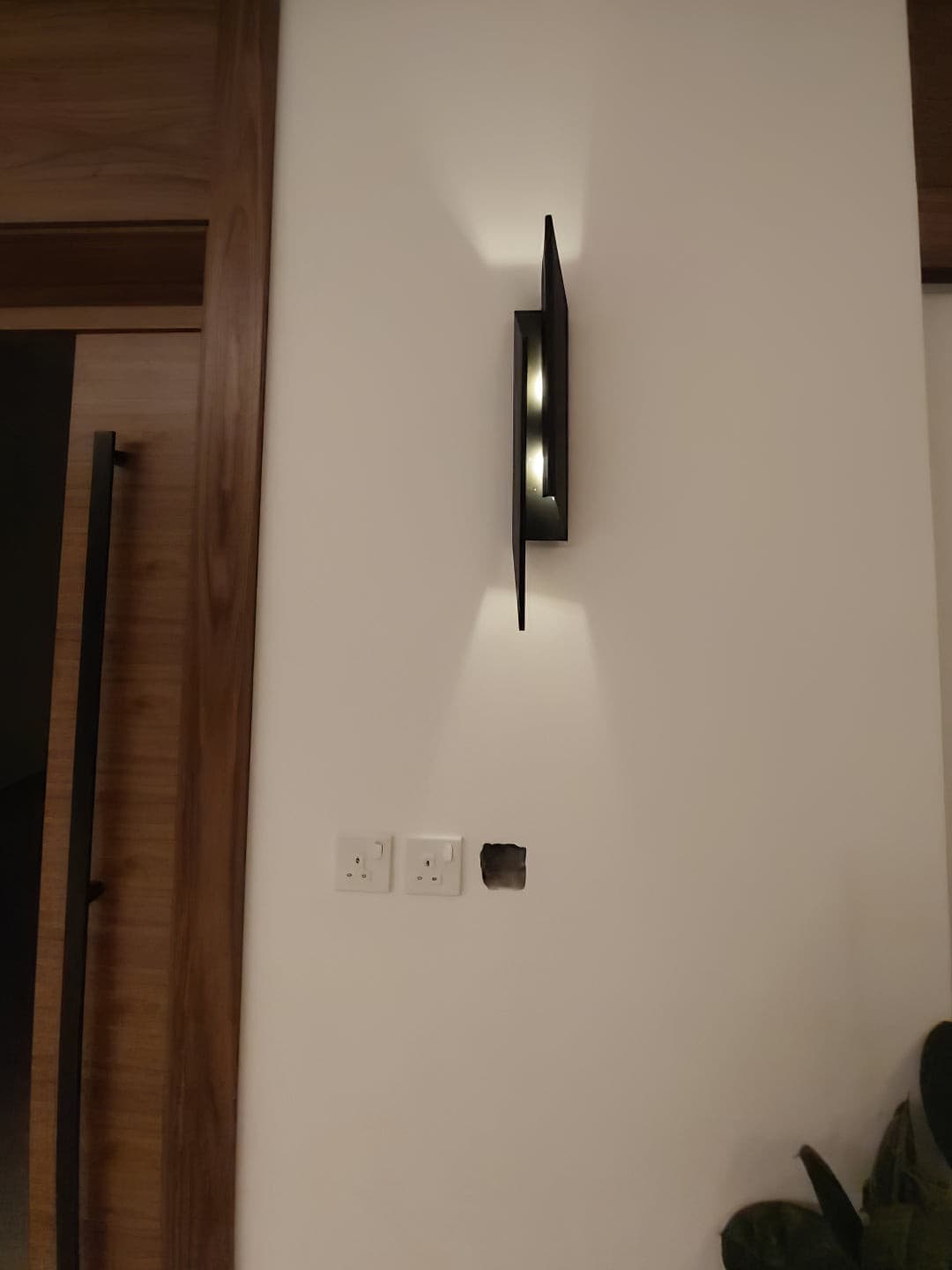 TechGlow – Sleek Modern Wall Light with Advanced Design
