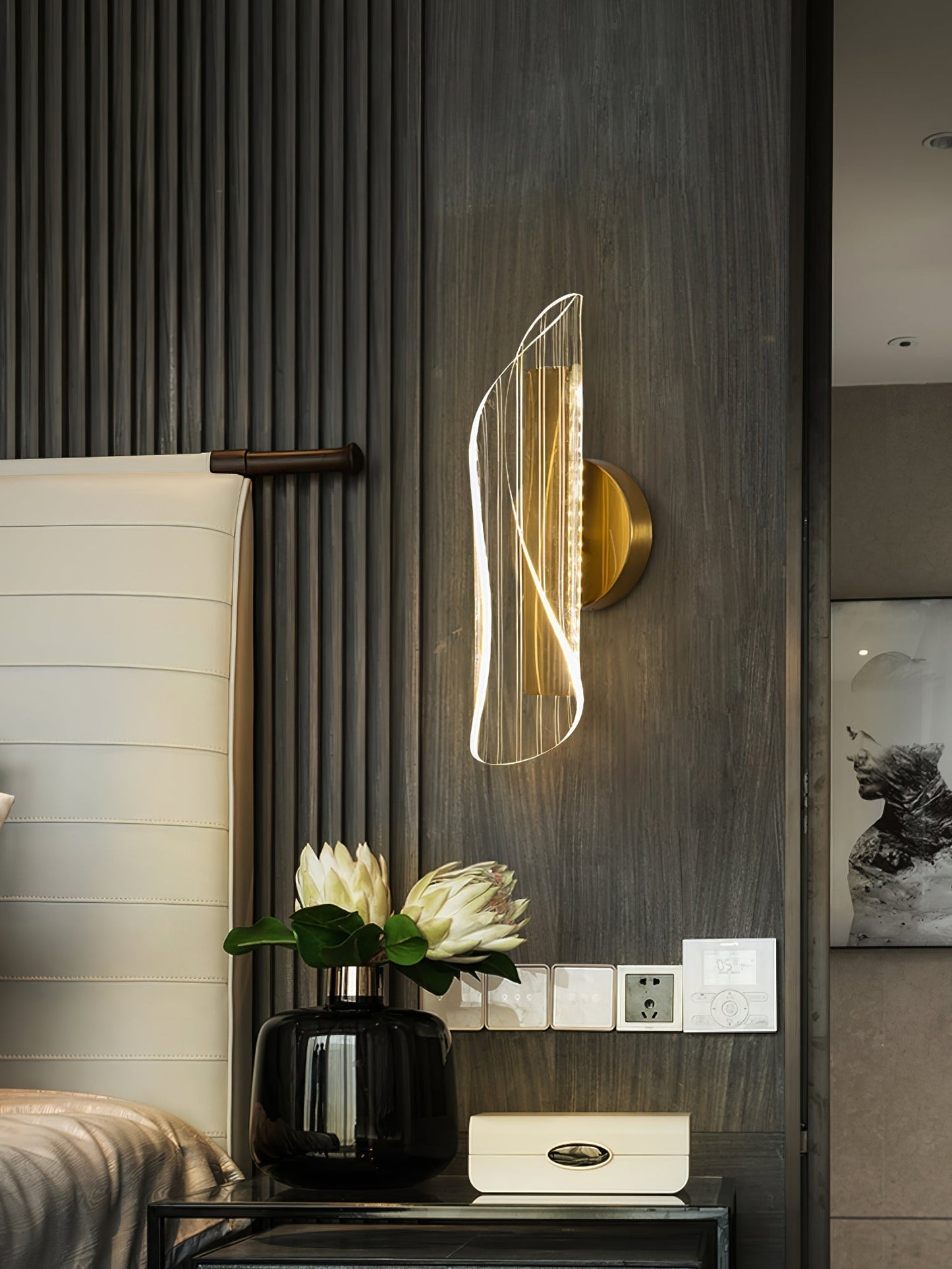CrystalGlow – Sparkling Crystal Wall Light for Glamorous Touch
