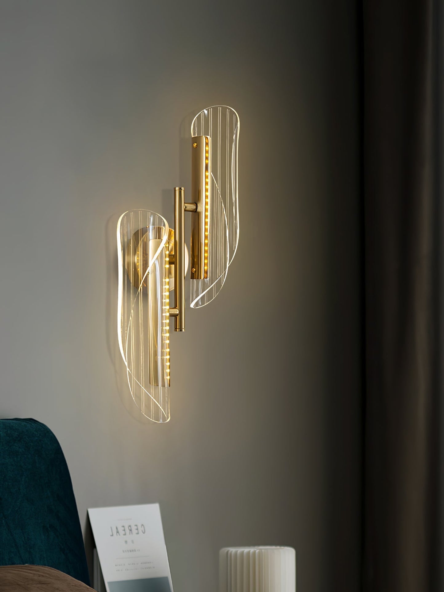 CrystalGlow – Sparkling Crystal Wall Light for Glamorous Touch