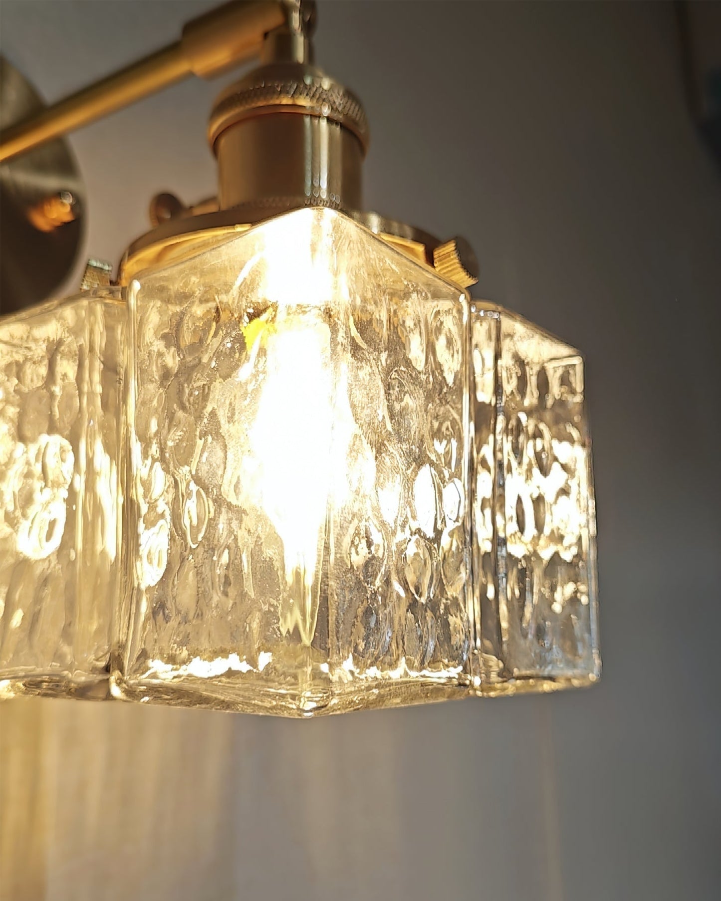 RegalRay – Royal-Inspired Wall Lamp for Elegant Spaces