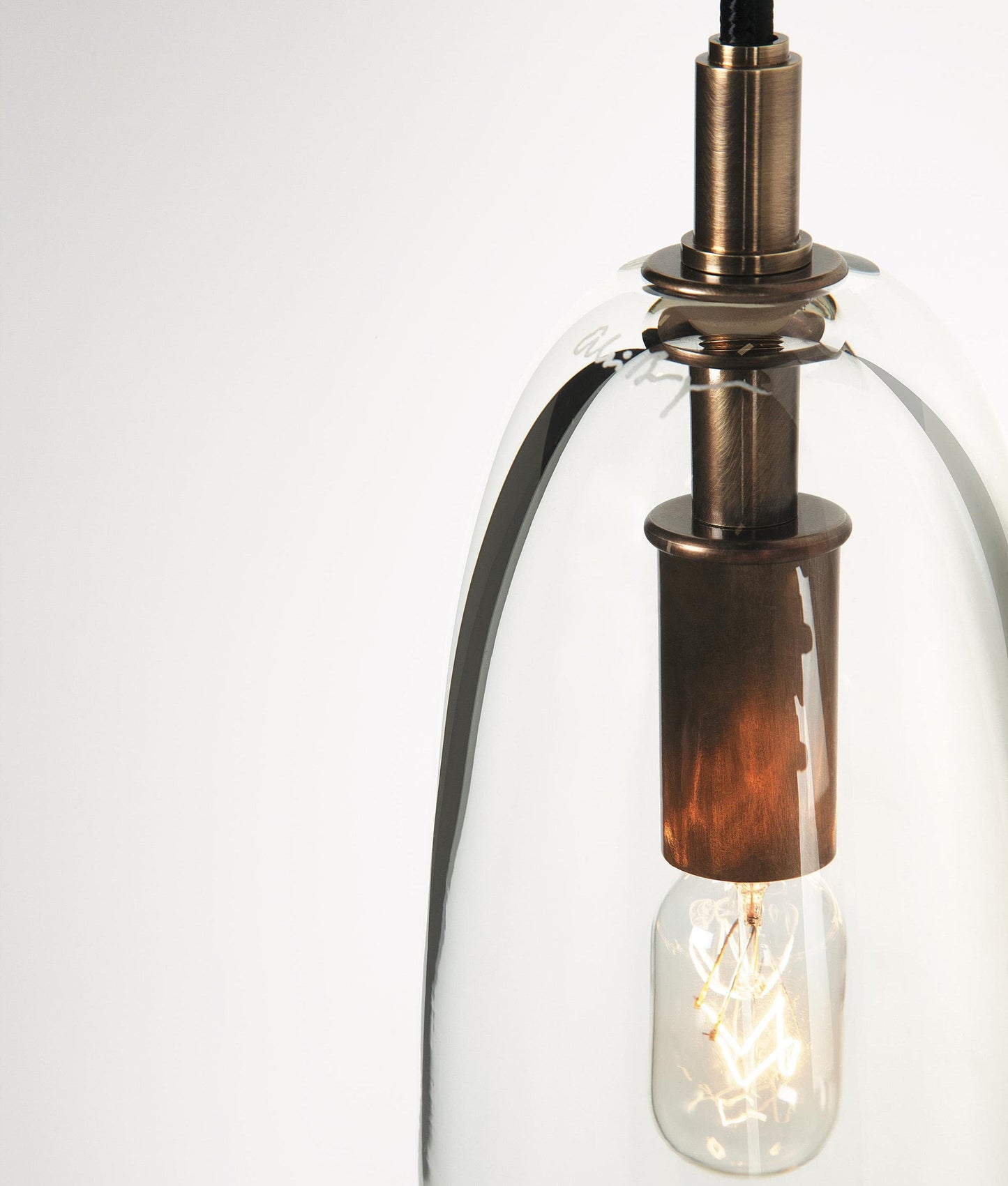 NovaBeam – Refined Gold Wall Lamp for Sophisticated Interiors