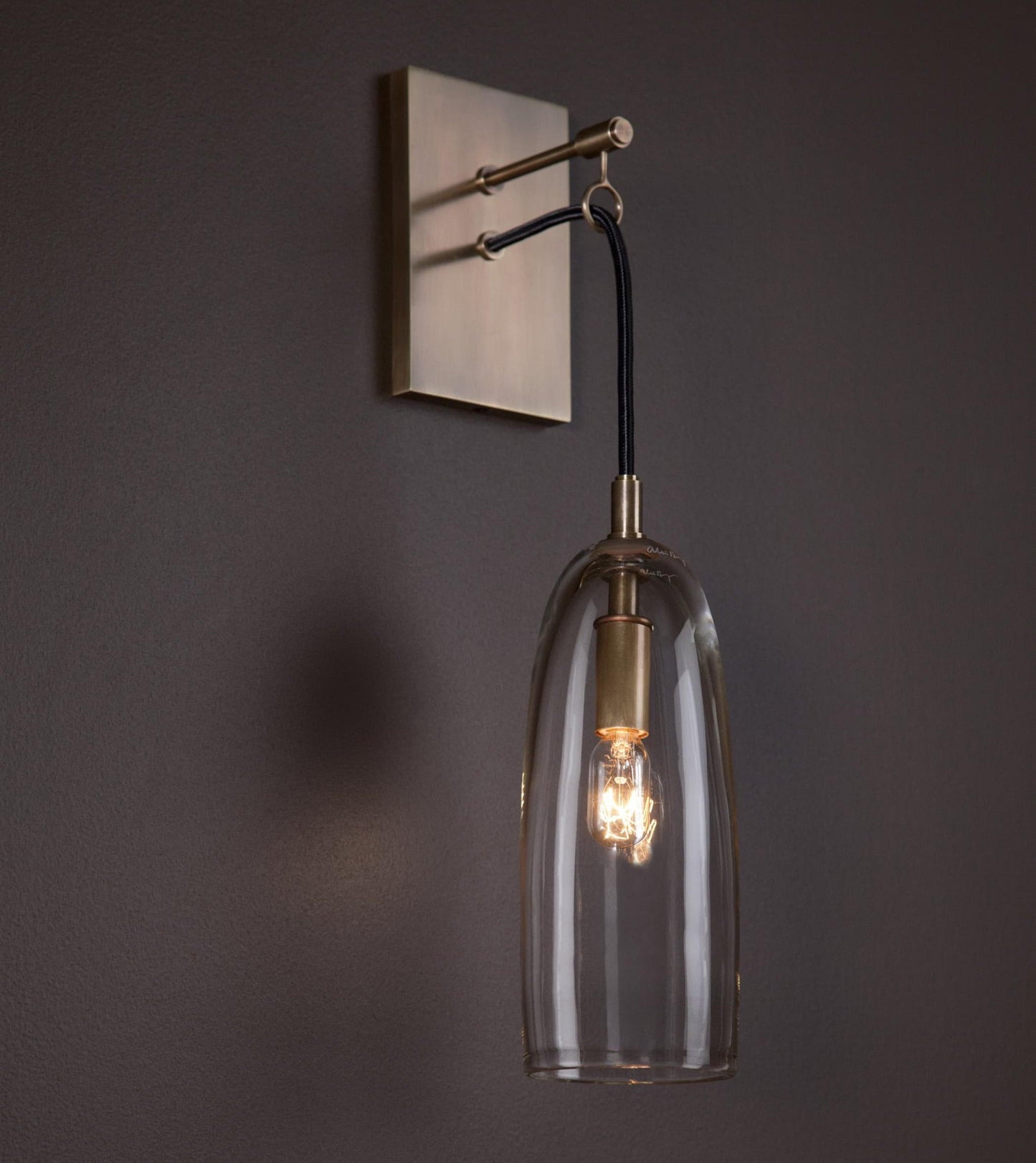 NovaBeam – Refined Gold Wall Lamp for Sophisticated Interiors