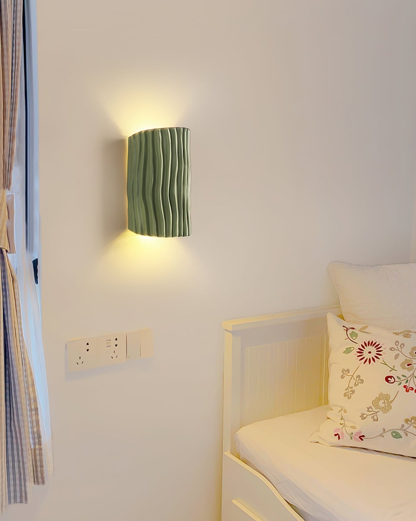 ScandiLuxe – Resin Wall Light with Warm and Inviting Glow