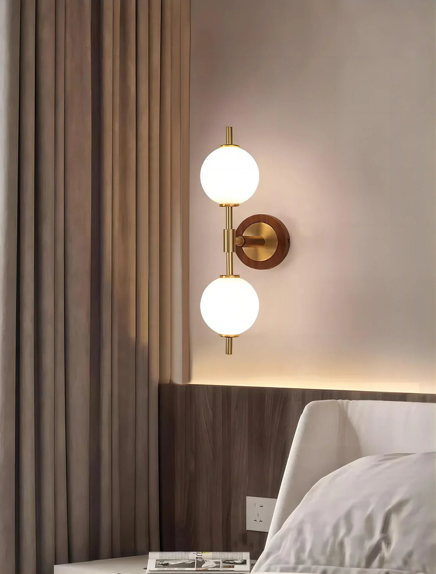 GoldBeam – Refined Brass Wall Lamp with Clean Lines