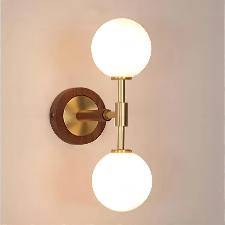 GoldBeam – Refined Brass Wall Lamp with Clean Lines
