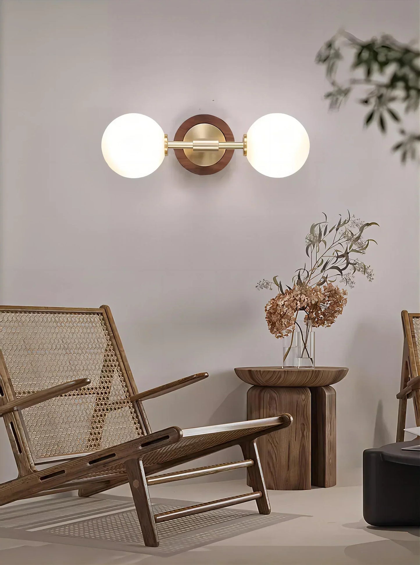 GoldBeam – Refined Brass Wall Lamp with Clean Lines