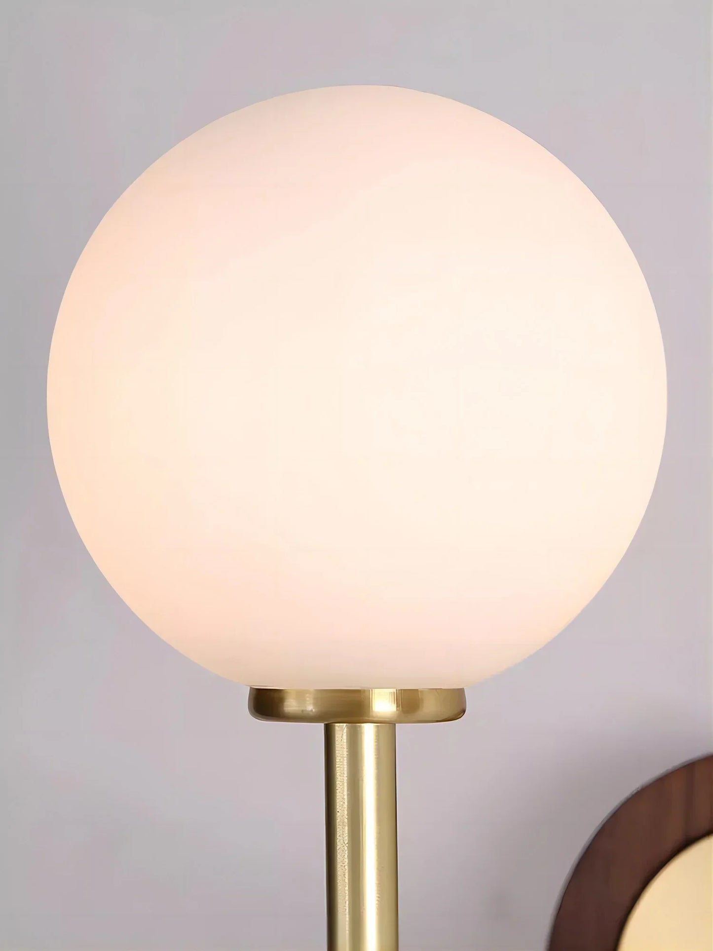 GoldBeam – Refined Brass Wall Lamp with Clean Lines