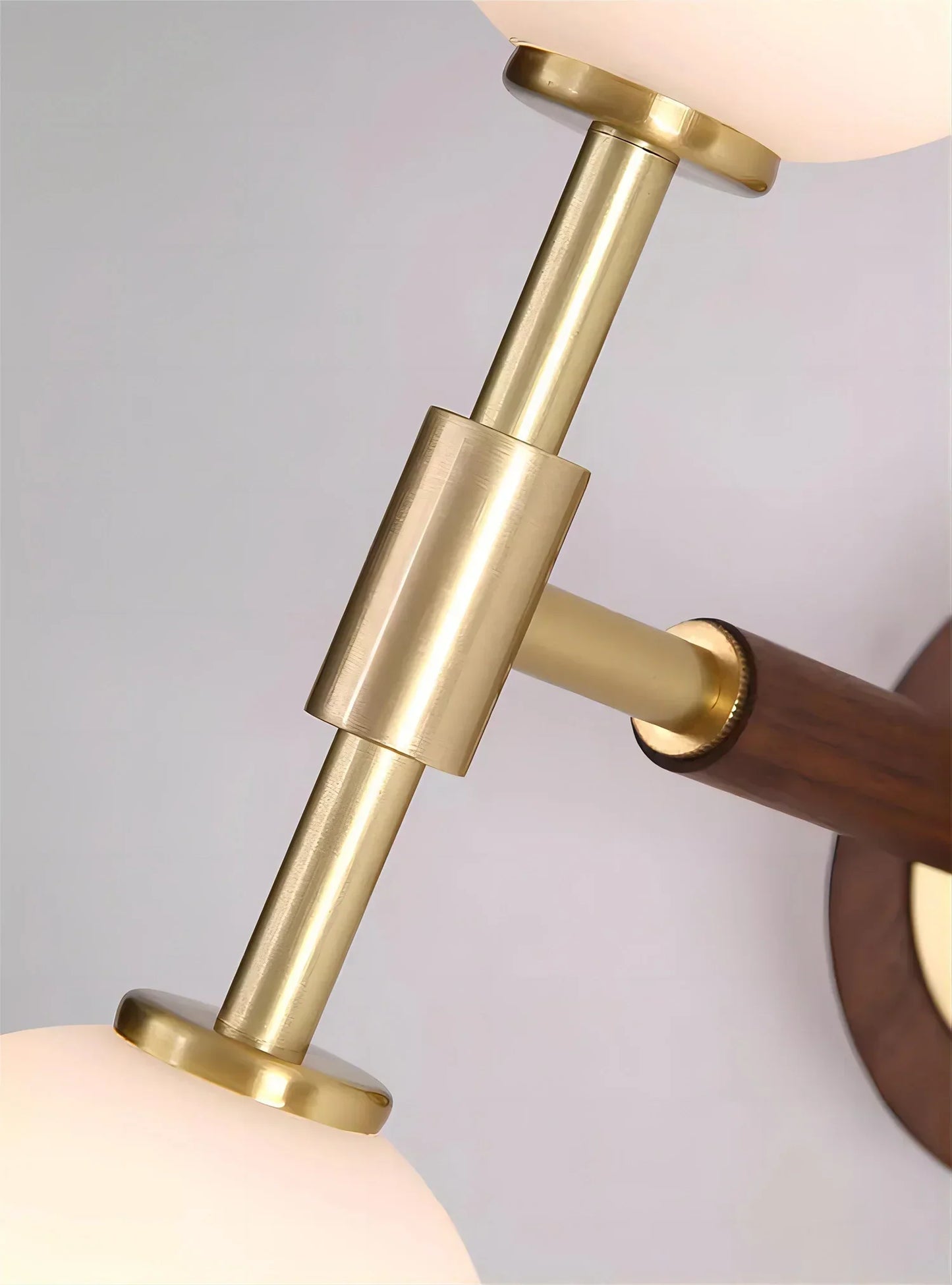 GoldBeam – Refined Brass Wall Lamp with Clean Lines