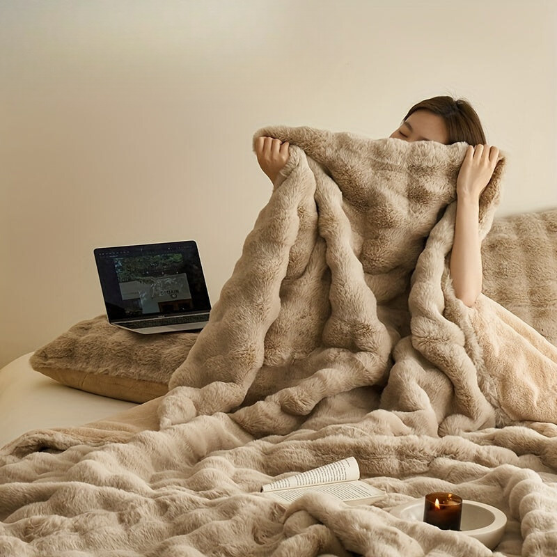 Double-Sided Fleece Blanket – Soft, Warm & Stylish for All Seasons
