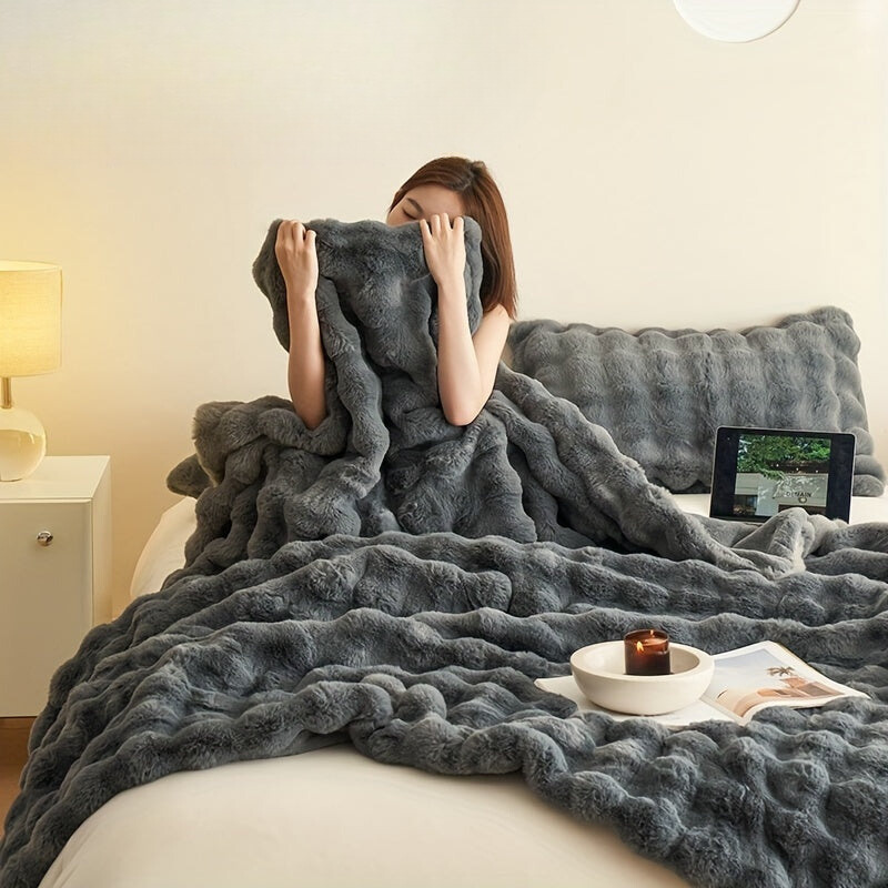 Double-Sided Fleece Blanket – Soft, Warm & Stylish for All Seasons