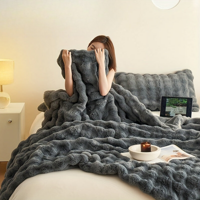 Double-Sided Fleece Blanket – Soft, Warm & Stylish for All Seasons