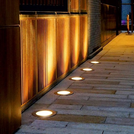 Deluxe Wireless Solar Garden Lights – 8 LED Lamps
