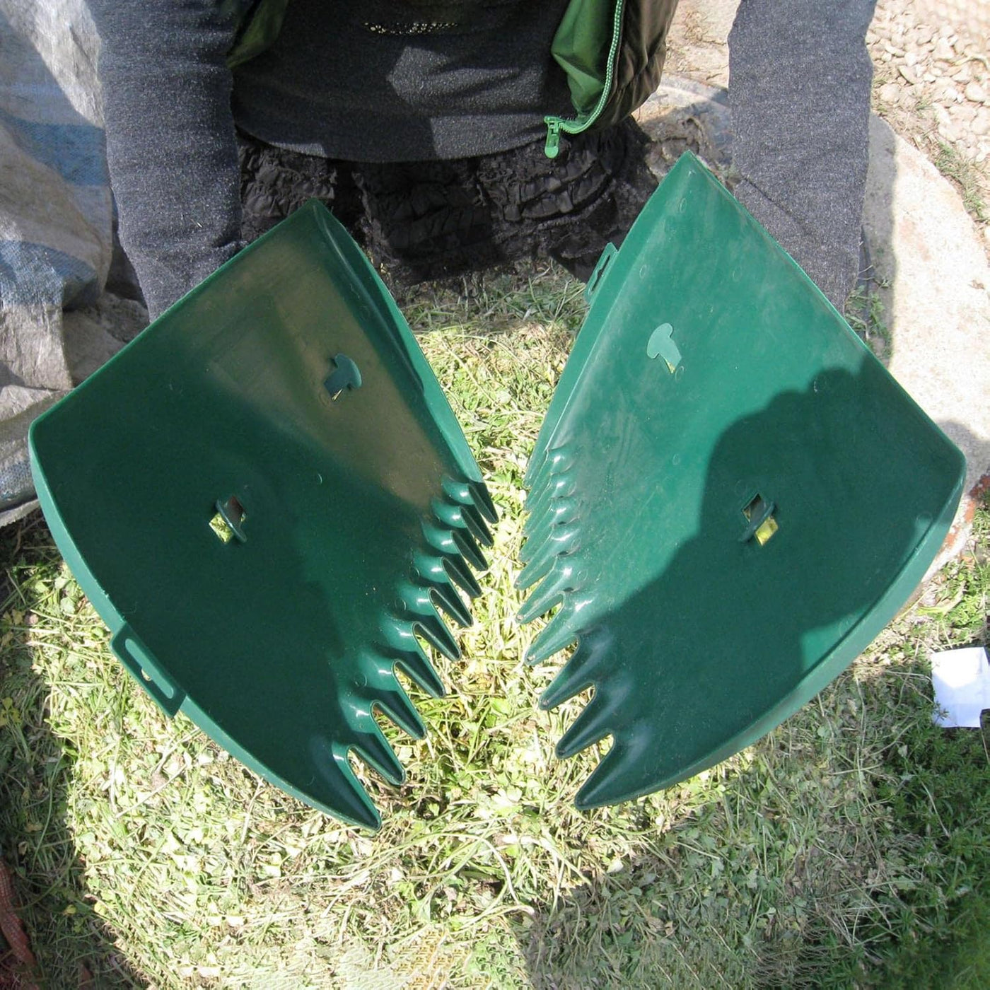 Ergonomic Garden Waste Grabbers – Grass & Leaf Collector