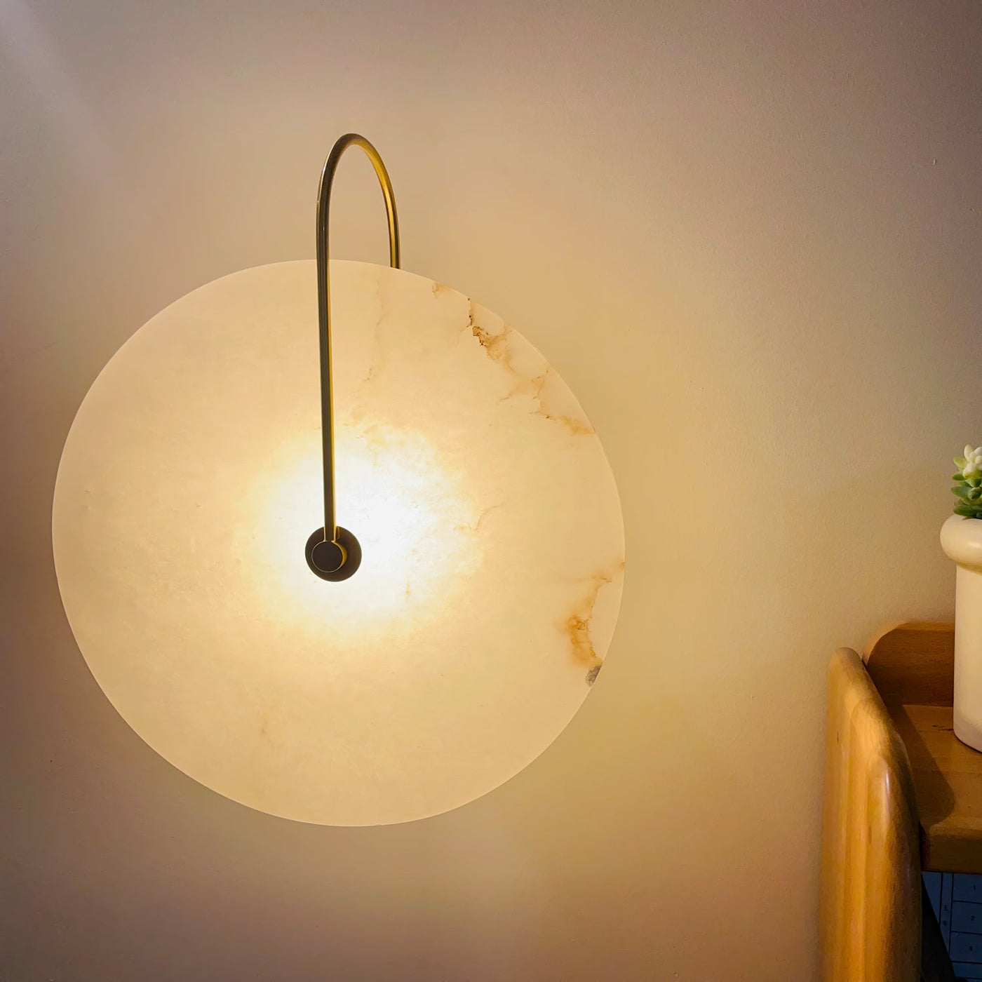 Alabaster LED Wall Lamp – Modern Ambient Lighting