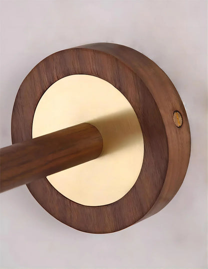 GoldBeam – Refined Brass Wall Lamp with Clean Lines